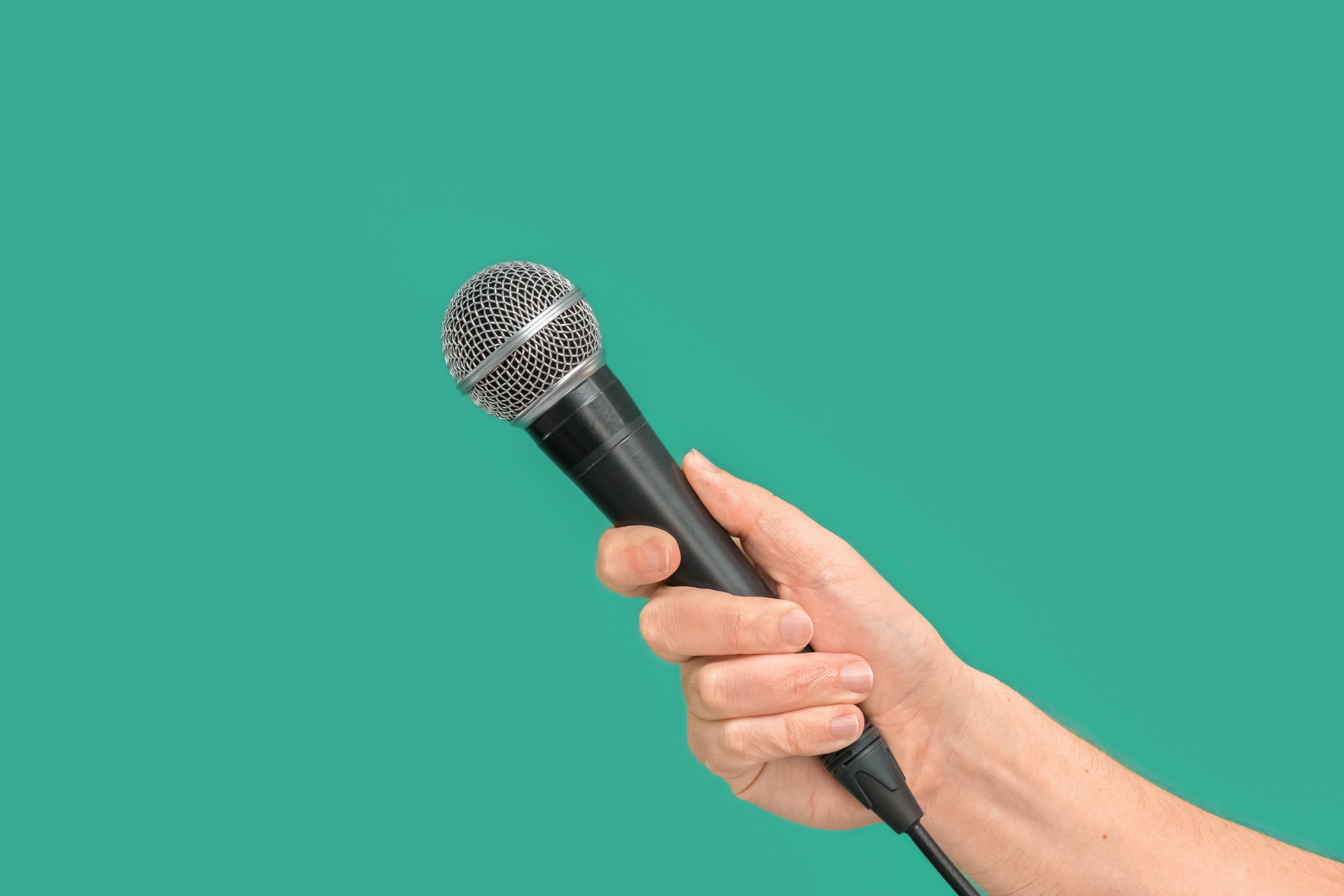 Включи без микрофона. Микрофон к068. Микрофон в руке. Зеленый микрофон. Микрофон на зеленом фоне.