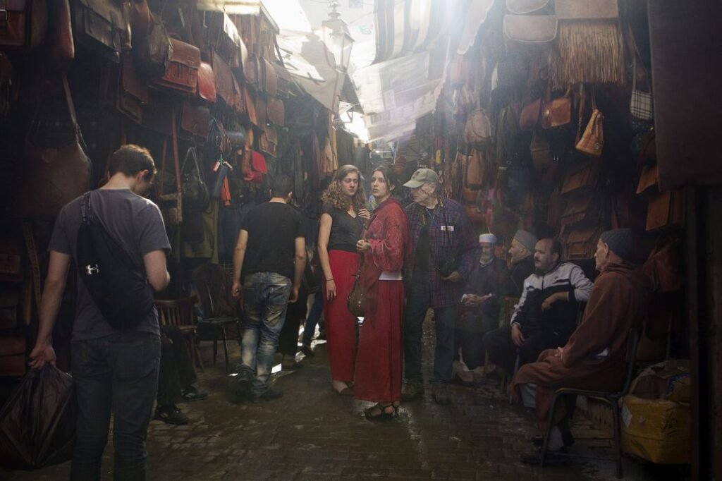 Foto van toeristen op een drukke markt in het Midden-Oosten 