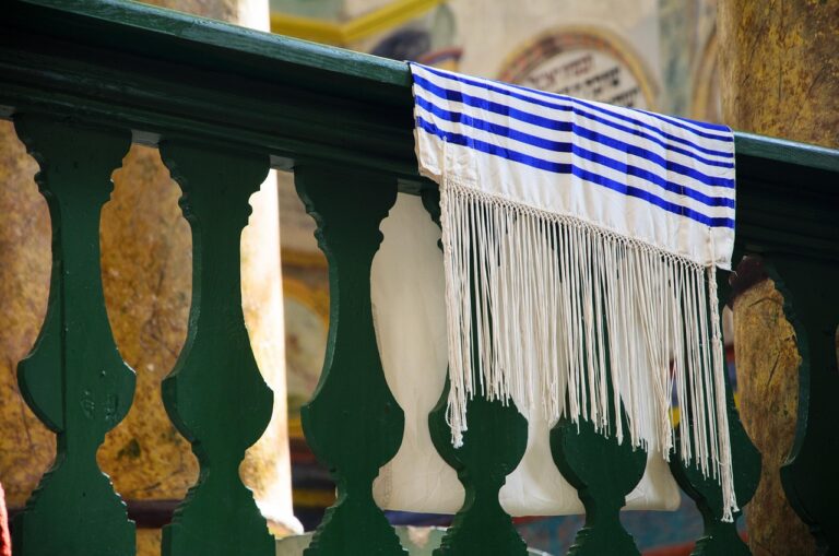 Een talliet over een ballustrade in een synagoge